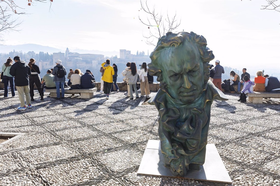 Imágenes de las estatuas y la exposición fotográfica conmemorativa de los Premios Goya en las calles de Granada (ÁLEX CÁMARA / EUROPA PRESS) Imágenes de las estatuas y la exposición fotográfica conmemorativa de los Premios Goya en las calles de Granada (ÁLEX CÁMARA / EUROPA PRESS)