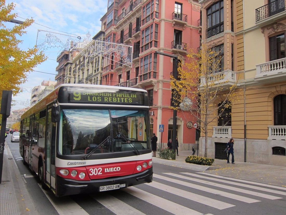 Imagen de archivo de un autobús de Transportes Rober, pasando por la Gran Vía de Granada 8EUROPA PRESS/ARCHIVO9 Imagen de archivo de un autobús de Transportes Rober, pasando por la Gran Vía de Granada 8EUROPA PRESS/ARCHIVO9