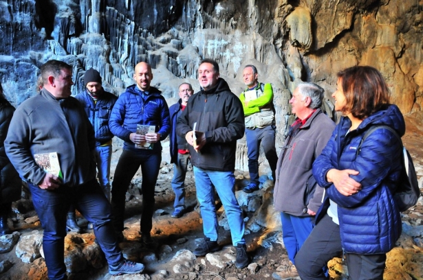Presentación de la guía en la Cueva del Gato (JUNTA)