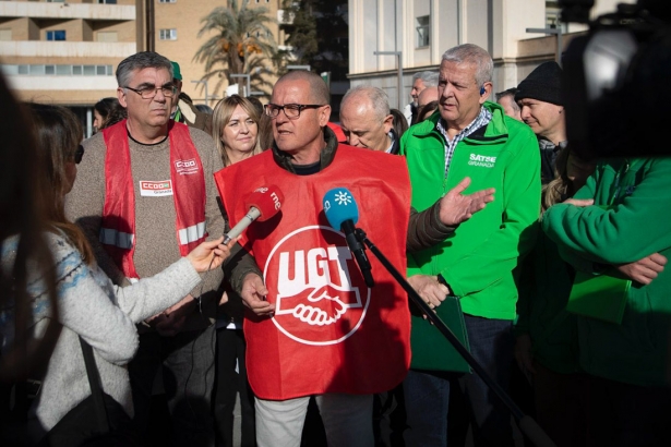 Los sindicatos CCOO, Satse, CSIF y UGT atienden a los medios con motivo de una campaña para denunciar el deterioro de la sanidad (ANTONIO L. JUAREZ)