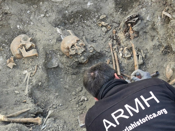 Trabajos sobre los primeros restos localizados de víctimas del fraquismo en una fosa común en el cementerio de Agrón (ARMH)