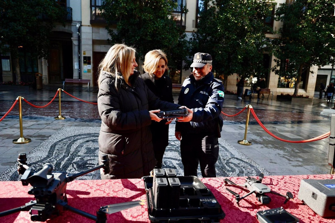 La alcaldesa de Granada, Marifrán Carazo, a la izquierda en la imagen, ha participado con la edil de Movilidad, Ana Agudo, en la presentación de nuevos drones de la Policía Local (AYUNTAMIENTO) La alcaldesa de Granada, Marifrán Carazo, a la izquierda en la imagen, ha participado con la edil de Movilidad, Ana Agudo, en la presentación de nuevos drones de la Policía Local (AYUNTAMIENTO)