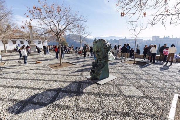 Imágenes de las estatuas y la exposición fotográfica conmemorativa de los Premios Goya en las calles de Granada (ÁLEX CÁMARA/EUROPA PRESS)