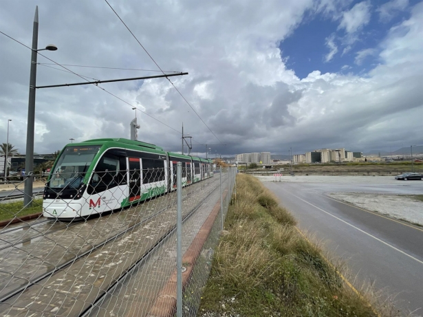 Metro de Granada a su paso por término de Armilla, en imagen de archivo en el entorno donde va el carril ciclopeatonal (AYUNTAMIENTO)