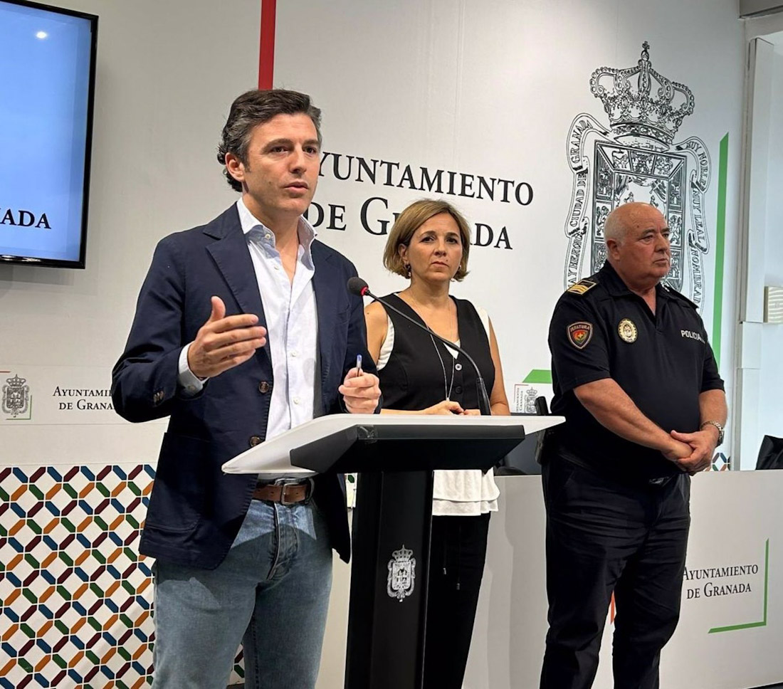 Los concejales Jorge Saavedra y Ana Agudo, en imagen de archivo junto con el jefe de la Policía Local de Granada, José Manuel Jiménez Avilés, a la derecha en la imagen (AYUNTAMIENTO) Los concejales Jorge Saavedra y Ana Agudo, en imagen de archivo junto con el jefe de la Policía Local de Granada, José Manuel Jiménez Avilés, a la derecha en la imagen (AYUNTAMIENTO)