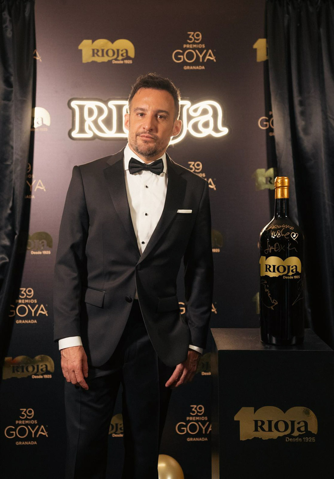 El director de cine Alejandro Aménabar posa junto a una de las dos botellas especiales Rioja Edición Centenario en la gala de Los Goya (DOCA RIOJA) El director de cine Alejandro Aménabar posa junto a una de las dos botellas especiales Rioja Edición Centenario en la gala de Los Goya (DOCA RIOJA)