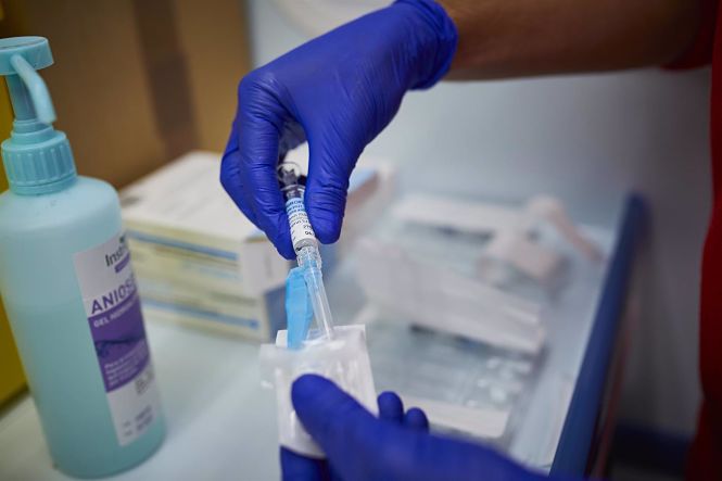 Un sanitario de Cruz Roja se prepara para administrar la vacuna contra la gripe en un punto de vacunación (JESÚS HELLÍN - EUROPA PRESS) Un sanitario de Cruz Roja se prepara para administrar la vacuna contra la gripe en un punto de vacunación (JESÚS HELLÍN - EUROPA PRESS)