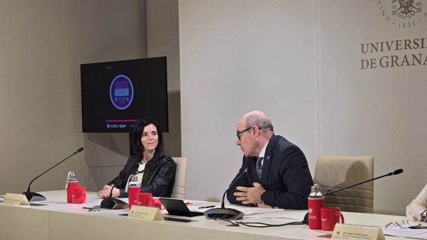 Carmen Nestares, con el rector de la UGR, Pedro Mercado, en imagen de archivo en la presentación de la segunda entrega del ciclo `Distinguido/as Alumni` (PERFIL DE LA UGR EN LA RED SOCIAL `X`)