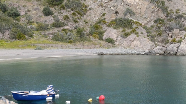 Zona del entorno del Peñón del Lobo donde ha actuado la patrullera de la Guardia Civil tras el hallazgo del cadáver de un hombre (EUROPA PRESS)