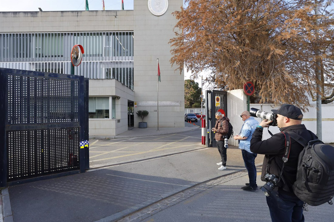 Agentes de la Unidad de Delincuencia Económica y Fiscal (Udef) de la Policía Nacional se incautaron de material en las dependencias de la Policía Local de Granada por el presunto fraude en el proceso de oposiciones (ÁLEX CÁMARA - EUROPA PRESS) Agentes de la Unidad de Delincuencia Económica y Fiscal (Udef) de la Policía Nacional se incautaron de material en las dependencias de la Policía Local de Granada por el presunto fraude en el proceso de oposiciones (ÁLEX CÁMARA - EUROPA PRESS)
