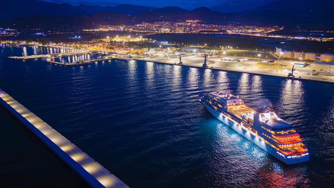 Vista aérea del crucero Seabourn Sojour atracando a primera hora de la mañana en el Puerto de Motril (PUERTO DE MOTRIL) Vista aérea del crucero Seabourn Sojour atracando a primera hora de la mañana en el Puerto de Motril (PUERTO DE MOTRIL)