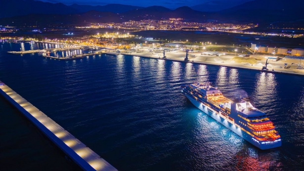 Vista aérea del crucero Seabourn Sojour atracando a primera hora de la mañana en el Puerto de Motril (PUERTO DE MOTRIL)