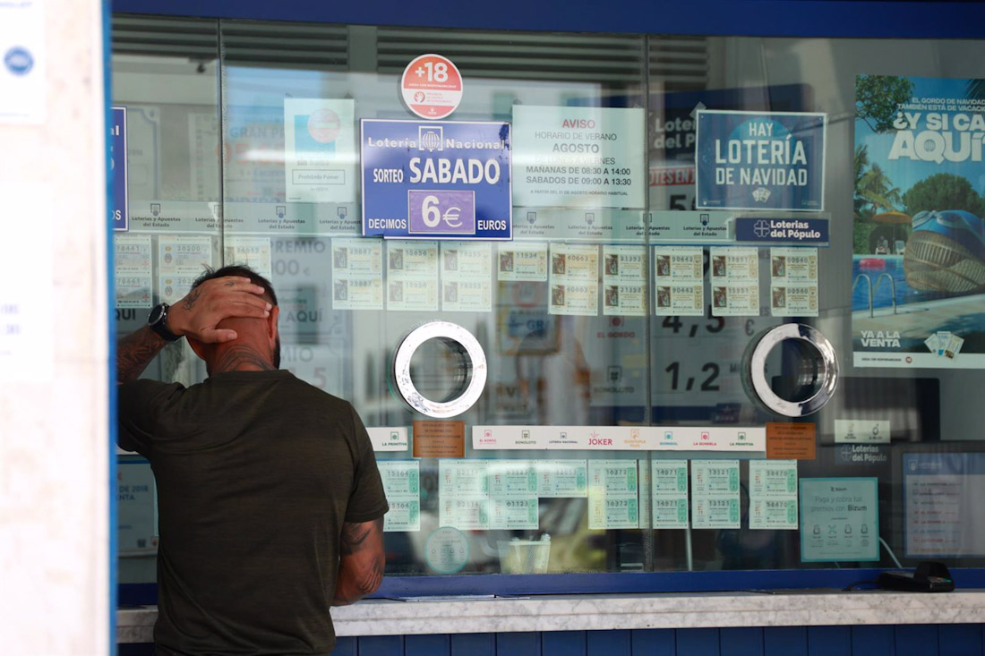 Una persona se dispone a adquierir un boleto en una Administración de Loterias. Imagen de archivo (ROCÍO RUZ / EUROPA PRESS) Una persona se dispone a adquierir un boleto en una Administración de Loterias. Imagen de archivo (ROCÍO RUZ / EUROPA PRESS)