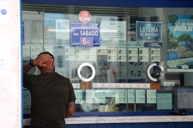 Una persona se dispone a adquierir un boleto en una Administración de Loterias. Imagen de archivo (ROCÍO RUZ / EUROPA PRESS)