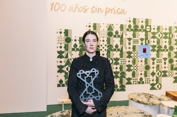 Mónica Mays con su galardón (CERVEZAS ALHAMBRA)