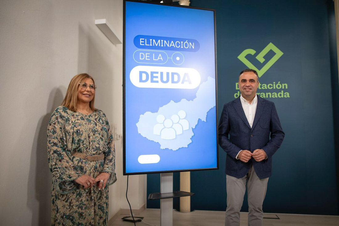 El presidente de la Diputación de Granada, Francis Rodríguez, junto a la diputada de Economía, Ana Molina (ANTONIO L. JUÁREZ) El presidente de la Diputación de Granada, Francis Rodríguez, junto a la diputada de Economía, Ana Molina (ANTONIO L. JUÁREZ)
