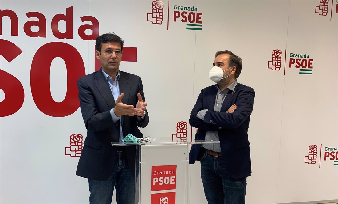 El portavoz del PSOE en el Ayuntamiento de Granada, Francisco Cuenca, a la izquierda en la imagen de archivo, junto al viceportavoz Jacobo Calvo (PSOE) El portavoz del PSOE en el Ayuntamiento de Granada, Francisco Cuenca, a la izquierda en la imagen de archivo, junto al viceportavoz Jacobo Calvo (PSOE)
