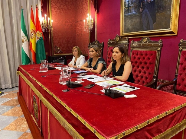 Comisión de Movilidad, en imagen de archivo, con la edil del ramo, Ana Agudo, en el centro (AYUNTAMIENTO DE GRANADA)