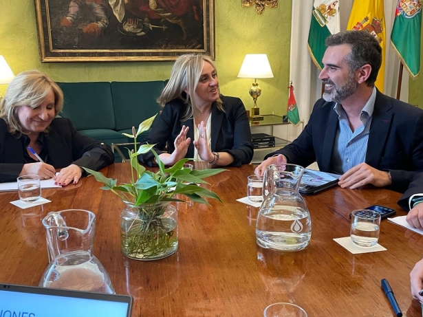 El consejero se reúne con la alcaldesa de Granada (JUNTA)
