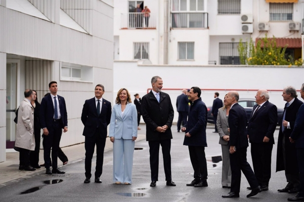 El Rey departe con el presidente de la Junta, Juanma Moreno, en presencia de la ministra de Educación, Pilar Alegría, el delegado del Gobierno, Pedro Fernández, y la alcaldesa de Granada, Marifrán Carazo (ARSENIO ZURITA/EUROPA PRESS)