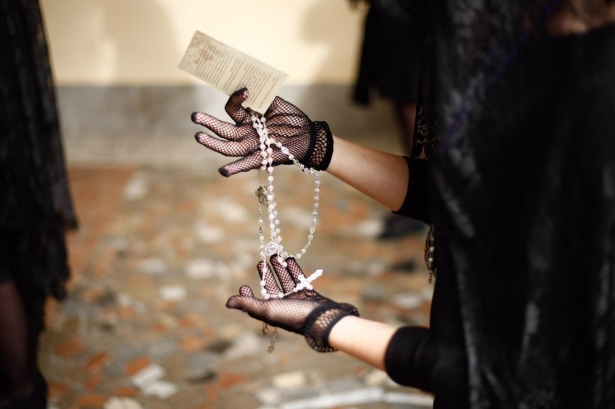 Mujeres de mantilla en la procesión de Jesús de las Tres Caídas y Nuestra Señora del Rosario en Granada, en imagen de archivo (ÁLEX CÁMARA - EUROPA PRESS)