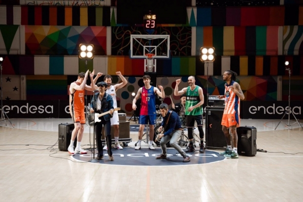 El grupo Sidecars y jugadoers de la Liga Endesa en un momento de la grabación del vídeo promocional de Endesa Play (ENDESA)