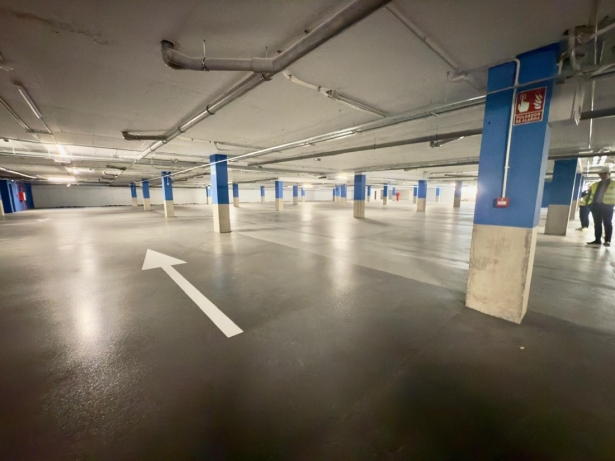 01 aspecto actual del parking del mercado muncipal.jpg (AYTO. ALMUñËCAR)
