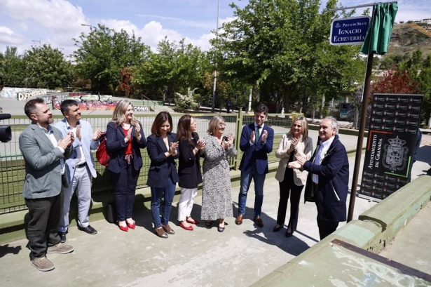 Acto de colocación de la placa en homenaje a Ignacio Echevarría, con la alcaldesa de Granada, Marifrán Carazo (PERFIL DE MARIFRÁN CARAZO EN LA RED SOCIAL `X)`