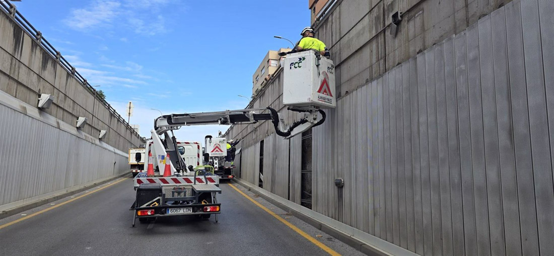 El Ayuntamiento ahorrará el 85% de energía y 36.542 euros anuales con la reconversión a tecnología LED (AYUNTAMIENTO DE GRANADA) El Ayuntamiento ahorrará el 85% de energía y 36.542 euros anuales con la reconversión a tecnología LED (AYUNTAMIENTO DE GRANADA)