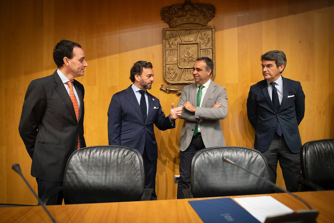 El presidente de la Diputación de Granada, Francis Rodríguez, interviene en presencia de Manuel Alejandro Cardenete, a su derecha en la imagen (DIPUTACIÓN) El presidente de la Diputación de Granada, Francis Rodríguez, interviene en presencia de Manuel Alejandro Cardenete, a su derecha en la imagen (DIPUTACIÓN)