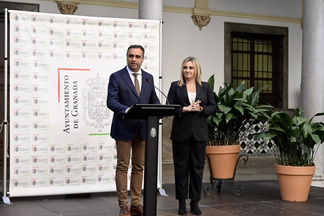 El presidente de la Diputación de Granada, Francis Rodríguez, y la alcaldesa de la capital granadina, Marifrán Carazo, este jueves en el Ayuntamiento (DIPUTACIÓN) El presidente de la Diputación de Granada, Francis Rodríguez, y la alcaldesa de la capital granadina, Marifrán Carazo, este jueves en el Ayuntamiento (DIPUTACIÓN)