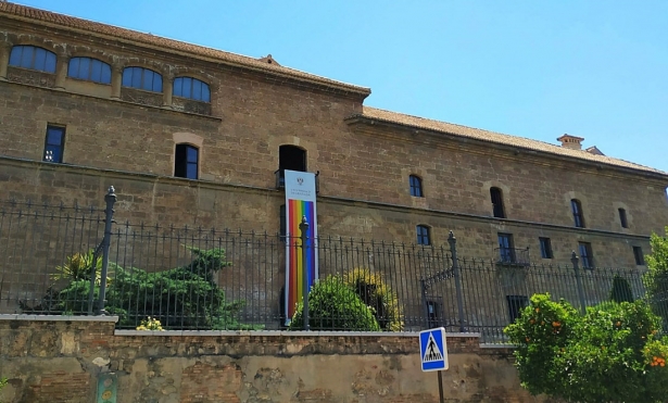 Bandera del Orgullo en el Hospital Real, en imagen de archivo (UGR)