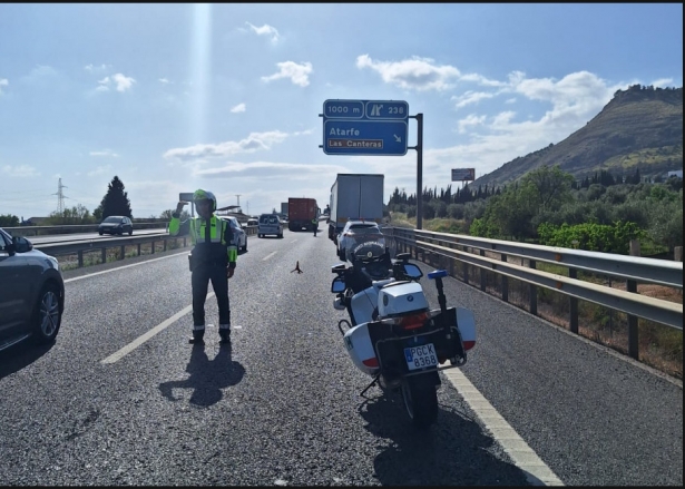 Fotografía realizada durante la intervención con el conductor del vehículo articulado (GUARDIA CIVIL)