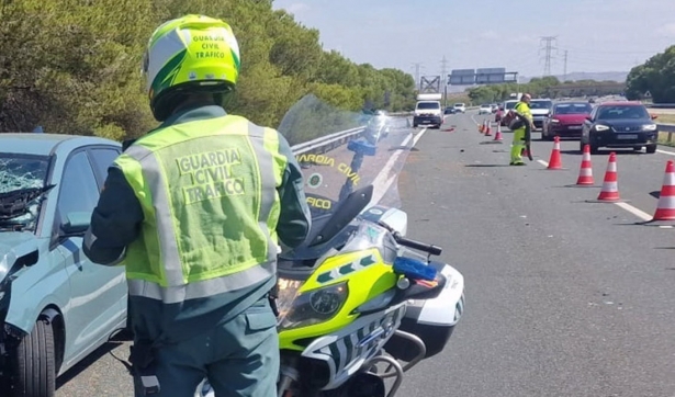Agente de la Guardia Civil de Tráfico en un accidente. Imagen de archivo (GUARDIA CIVIL)