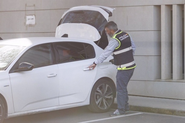 Agentes de la Unidad de Delincuencia Económica y Fiscal (Udef) de la Policía Nacional en las dependencias de la Policía Local de Granada el pasado 18 de febrero (ÁLEX CÁMARA - EUROPA PRESS)