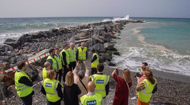 Imagen de archivo de una visita a las obras del espigón en Motril (DELEGACIÓN DEL GOBIERNO EN ANDALUCÍA )