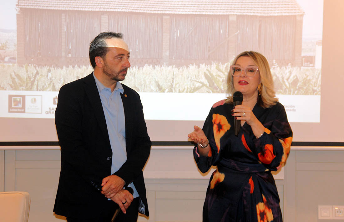 Roberto García, alcalde de Peligros, y Ana Orantes, CEO de la Cueva de 1900, anfitriones del encuentro (J. PALMA) Roberto García, alcalde de Peligros, y Ana Orantes, CEO de la Cueva de 1900, anfitriones del encuentro (J. PALMA)