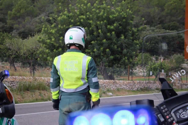 Un agente de la Guardia Civil de Tráfico de espaldas en una imagen de archivo (GUARDIA CIVIL)