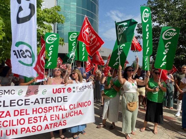 Concentración convocada por el comité de empresa de Clece-Atende a las puertas del Clínico (CSIF)