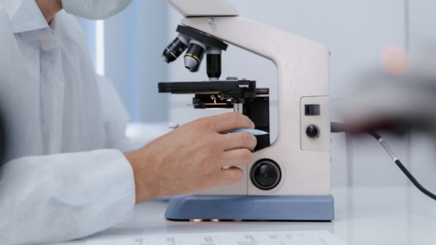 Microscopio, en imagen de archivo (COMUNIDAD DE MADRID)