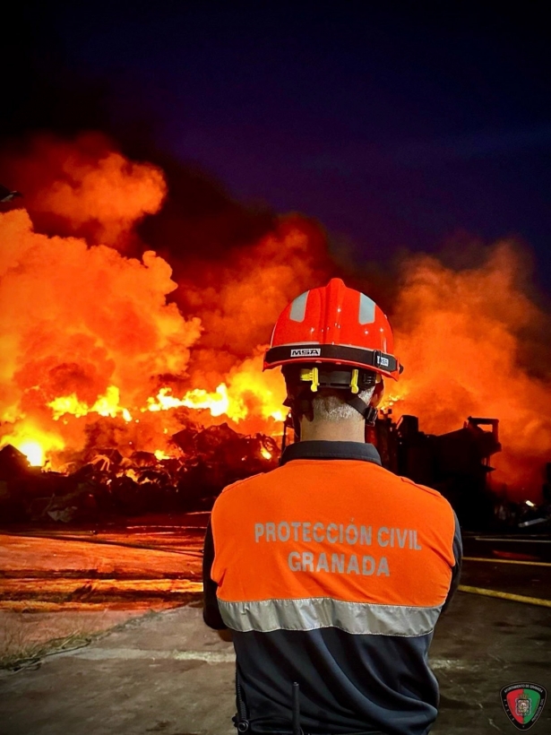 Imagen de archivo de un efectivo de Protección Civil en el incendio (PROTECCIÓN CIVIL GRANADA EN LA RED SOCIAL X)