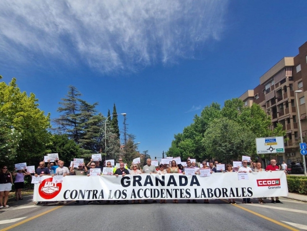 Corte en la Avenida de Andalucía en recuerdo de los dos obreros de Huétor Tájar fallecidos (CCOO)