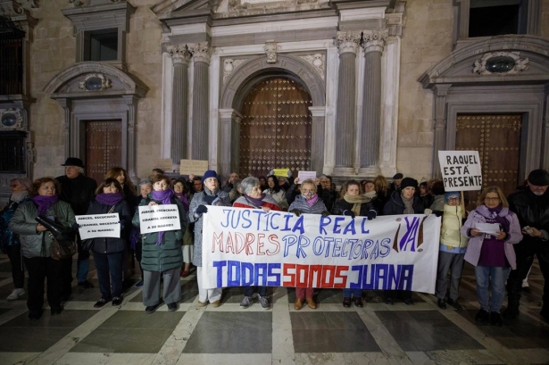 Un grupo de personas participan en la concentración a favor de Juana Rivas, en una imagen de archivo (ÁLEX CÁMARA / EUROPA PRESS)