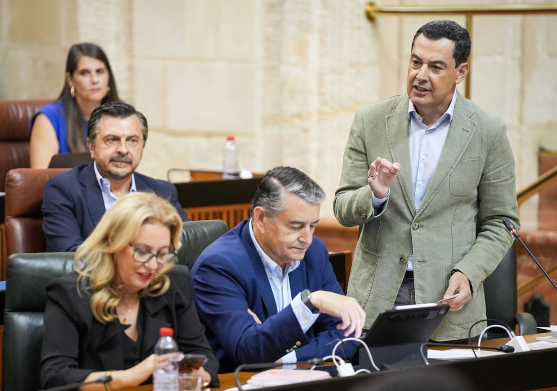 El presidente de la Junta de Andalucía, Juanma Moreno, interviene durante la sesión de control en el pleno del Parlamento andaluz. (MARIA JOSÉ LÓPEZ / EUROPA PRESS) El presidente de la Junta de Andalucía, Juanma Moreno, interviene durante la sesión de control en el pleno del Parlamento andaluz. (MARIA JOSÉ LÓPEZ / EUROPA PRESS)