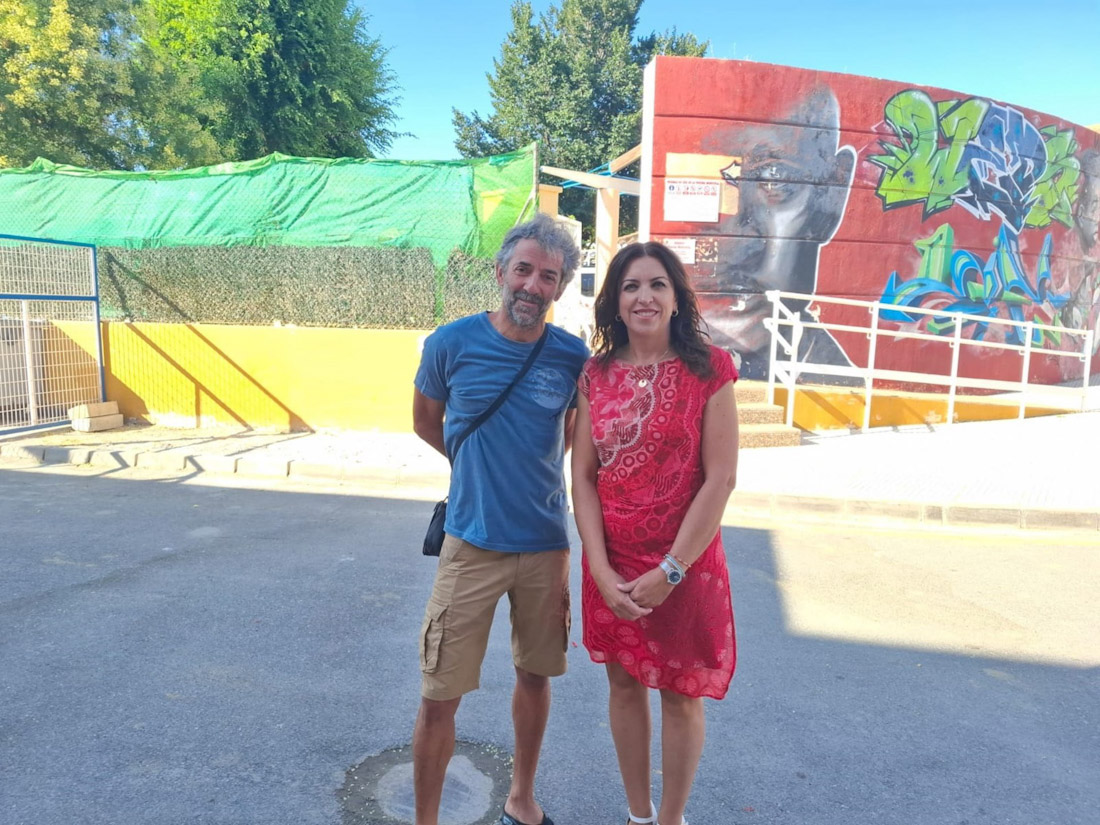 Fotografía de archivo de una rueda de prensa de Manuel Jabalera y Belén Porcel, portavoz municipal, junto a la piscina del polideportivo (PSOE DE GUADIX) Fotografía de archivo de una rueda de prensa de Manuel Jabalera y Belén Porcel, portavoz municipal, junto a la piscina del polideportivo (PSOE DE GUADIX)