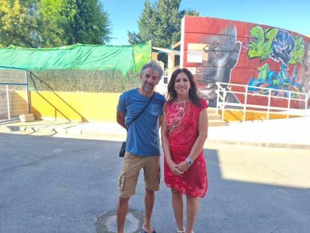 Fotografía de archivo de una rueda de prensa de Manuel Jabalera y Belén Porcel, portavoz municipal, junto a la piscina del polideportivo (PSOE DE GUADIX)