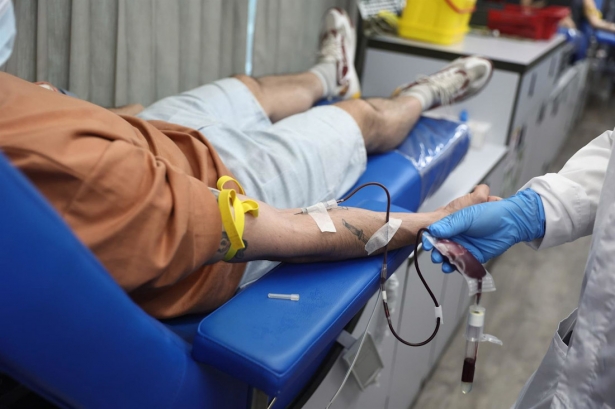 Una persona dona sangre (EDUARDO PARRA - EUROPA PRESS)