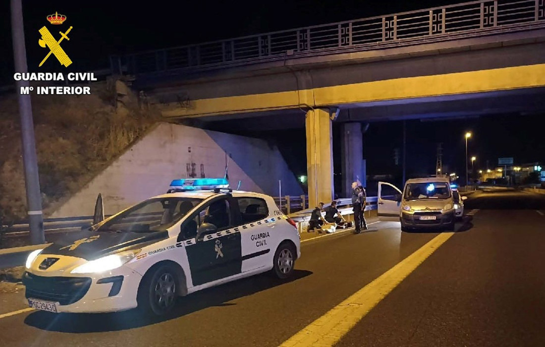 La Guardia Civil detiene a dos hombres por un robo con fuerza el pasado lunes 25 de agosto en una nave del polígono Juncaril. Los agentes consiguieron detenerlos en la circunvalación de Granada tras perseguirlos en su intento de fuga ?GUARDIA CIVIL) La Guardia Civil detiene a dos hombres por un robo con fuerza el pasado lunes 25 de agosto en una nave del polígono Juncaril. Los agentes consiguieron detenerlos en la circunvalación de Granada tras perseguirlos en su intento de fuga ?GUARDIA CIVIL)