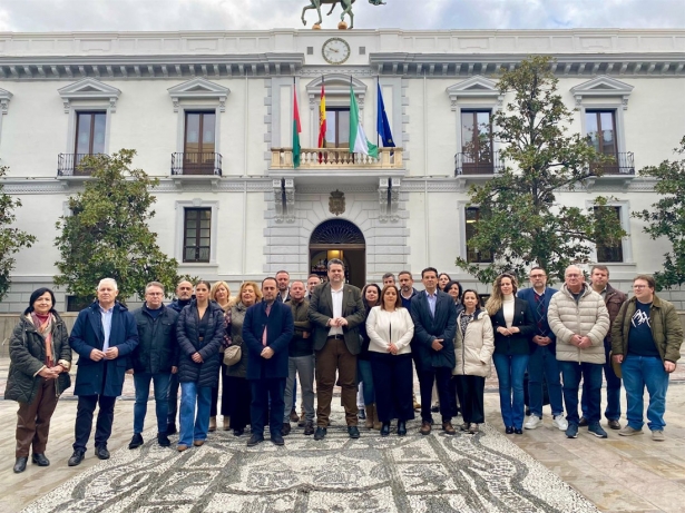 Imagen de archivo de una convocatoria del PSOE sobre la ZBE frente al Ayuntamiento de Granada (PSOE)