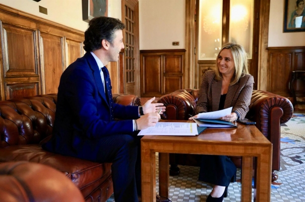 El portavoz del equipo de gobierno local, Jorge Saavedra, con la alcaldesa de Granada, Marifrán Carazo, en una imagen de archivo en las dependencias del Ayuntamiento (AYUNTAMIENTO)